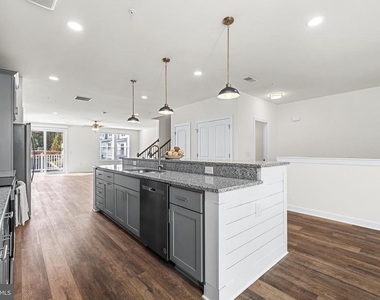 900 Gilbert Road - Photo Thumbnail 6