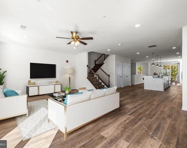 900 Gilbert Road - Photo Thumbnail 3