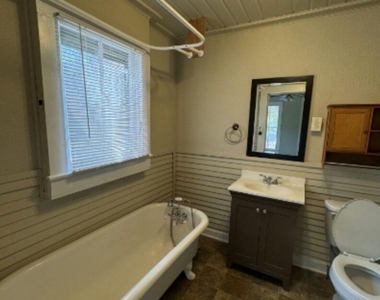 302 S Burleson St - Photo Thumbnail 4