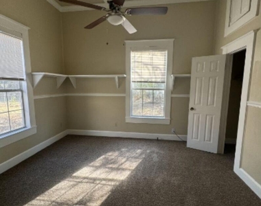 302 S Burleson St - Photo Thumbnail 12