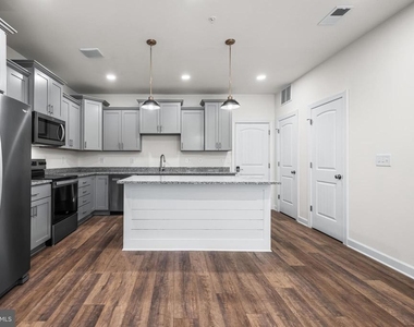 900 Gilbert Road - Photo Thumbnail 7