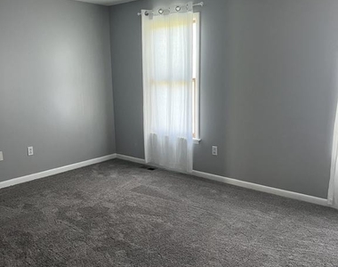 809 W Farrow Court - Photo Thumbnail 2