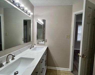 808 Stratford Way - Photo Thumbnail 14
