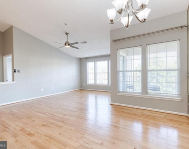 3021 Hunting Ridge Drive - Photo Thumbnail 4
