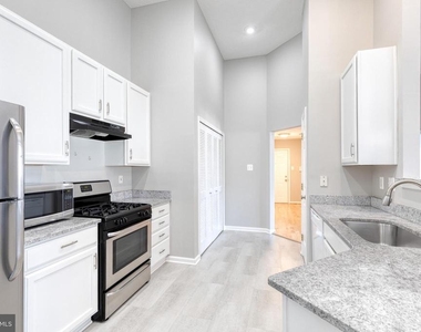 3021 Hunting Ridge Drive - Photo Thumbnail 7