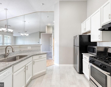 3021 Hunting Ridge Drive - Photo Thumbnail 8