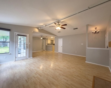 13004 Campos Dr - Photo Thumbnail 5