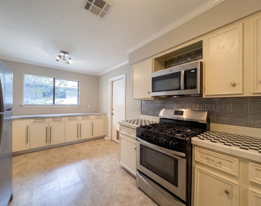 13004 Campos Dr - Photo Thumbnail 10