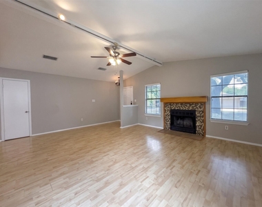 13004 Campos Dr - Photo Thumbnail 4