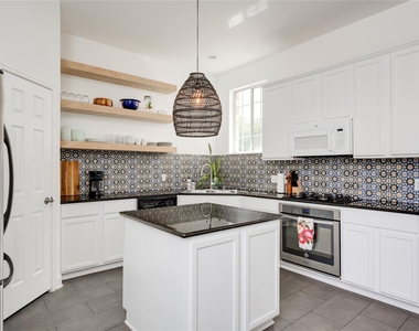 1802 Village Oak Ct - Photo Thumbnail 10