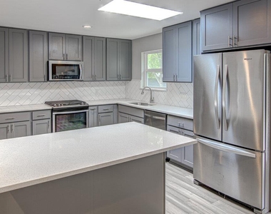 1311 Westmoor Dr - Photo Thumbnail 10