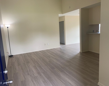 523 Greenlawn Blvd - Photo Thumbnail 2