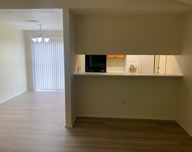 523 Greenlawn Blvd - Photo Thumbnail 3