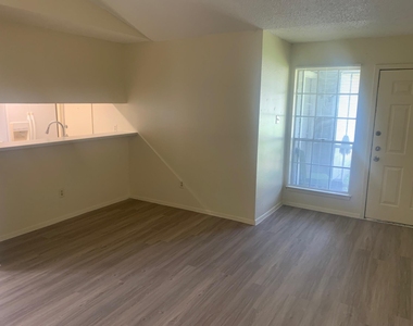 523 Greenlawn Blvd - Photo Thumbnail 13