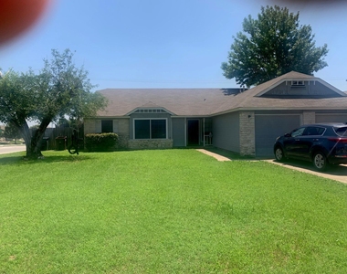 523 Greenlawn Blvd - Photo Thumbnail 1