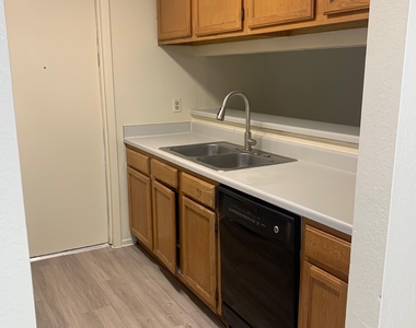523 Greenlawn Blvd - Photo Thumbnail 7