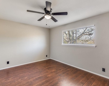 12901 Lamplight Village Ave - Photo Thumbnail 16