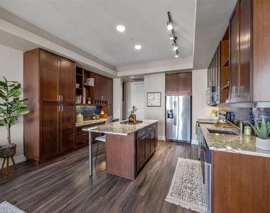 3201 Esperanza Xing - Photo Thumbnail 6