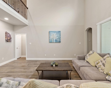 180 Santa Maria St - Photo Thumbnail 4