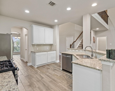 180 Santa Maria St - Photo Thumbnail 9