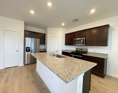 100 Calla Ln - Photo Thumbnail 3