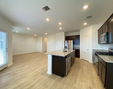 100 Calla Ln - Photo Thumbnail 2