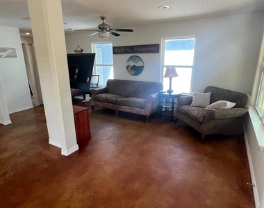 111 E Hickory Dr - Photo Thumbnail 9