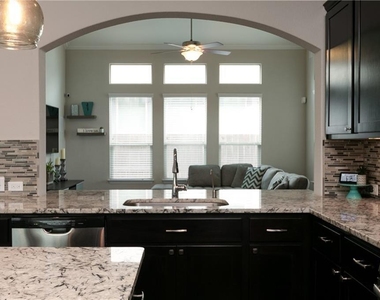 104 Auburn Cv - Photo Thumbnail 10