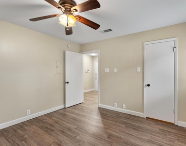 6810 Deatonhill Dr - Photo Thumbnail 12