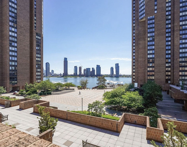 30 Waterside Plaza - Photo Thumbnail 9
