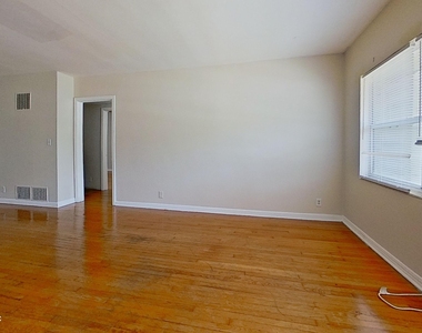 1464 Holmesdale Road - Photo Thumbnail 9