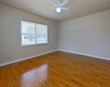 1464 Holmesdale Road - Photo Thumbnail 6