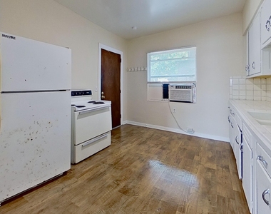 1464 Holmesdale Road - Photo Thumbnail 5