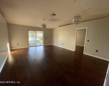 10538 Lantana Lakes Drive N - Photo Thumbnail 7