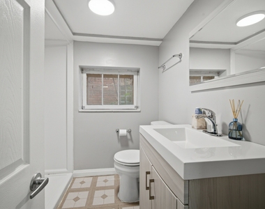 7236 W Pratt Avenue - Photo Thumbnail 16