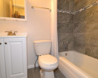 1040 W Hollywood Avenue - Photo Thumbnail 12