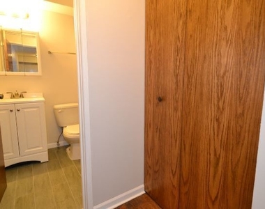 1040 W Hollywood Avenue - Photo Thumbnail 10