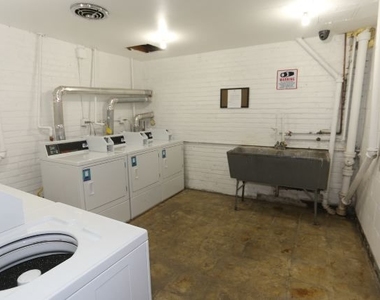 1040 W Hollywood Avenue - Photo Thumbnail 13