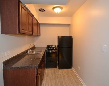 1040 W Hollywood Avenue - Photo Thumbnail 2