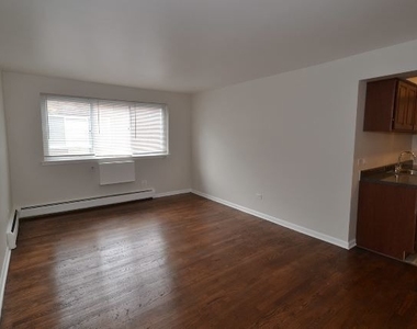 1040 W Hollywood Avenue - Photo Thumbnail 4
