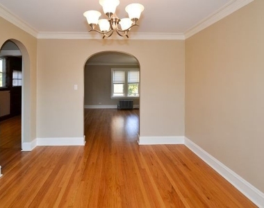6326 N Artesian Avenue - Photo Thumbnail 8
