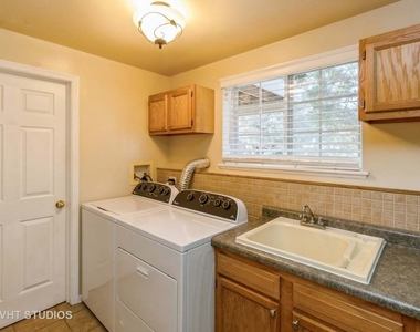 271 Evergreen Circle - Photo Thumbnail 8