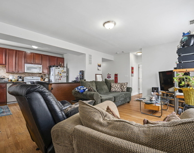 6319 N Sacramento Avenue - Photo Thumbnail 3