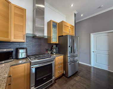 3954 N Oriole Avenue - Photo Thumbnail 9