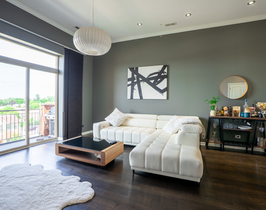 3954 N Oriole Avenue - Photo Thumbnail 4