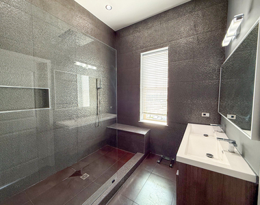 3954 N Oriole Avenue - Photo Thumbnail 13