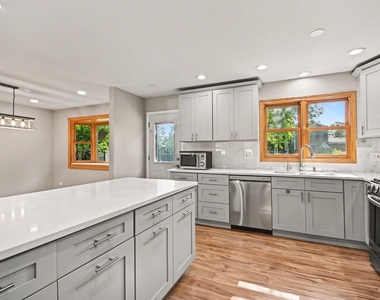 5195 Castaway Lane - Photo Thumbnail 10