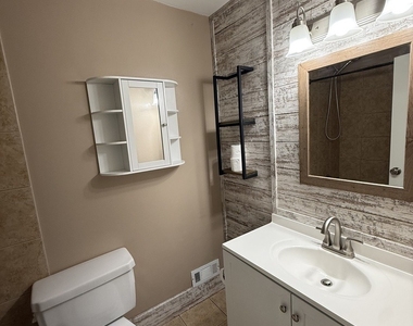 6000 Oakwood Drive - Photo Thumbnail 4