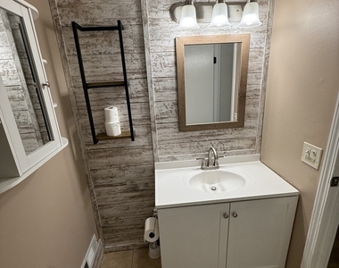 6000 Oakwood Drive - Photo Thumbnail 5