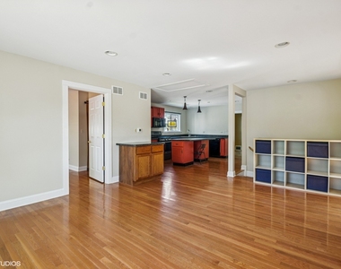 344 W Maple Street - Photo Thumbnail 5